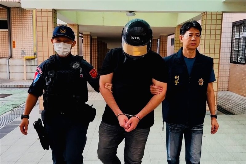 Seorang warga negara Norwegia (tengah) ditangkap oleh petugas penegak hukum di Taiwan. (Sumber Foto : Biro Polisi Penerbangan)