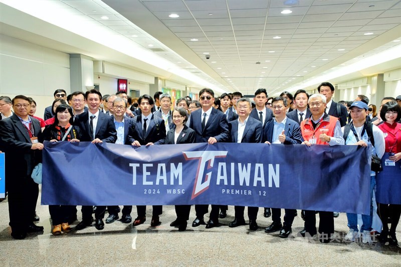 Para pemain Tim Nasional Bisbol Taiwan di Bandara Internasional Taiwan hari Senin, disambut Wakil Presiden Hsiao Bi-khim (depan, keenam dari kiri). (Sumber Foto : CNA, 25 November 2024)