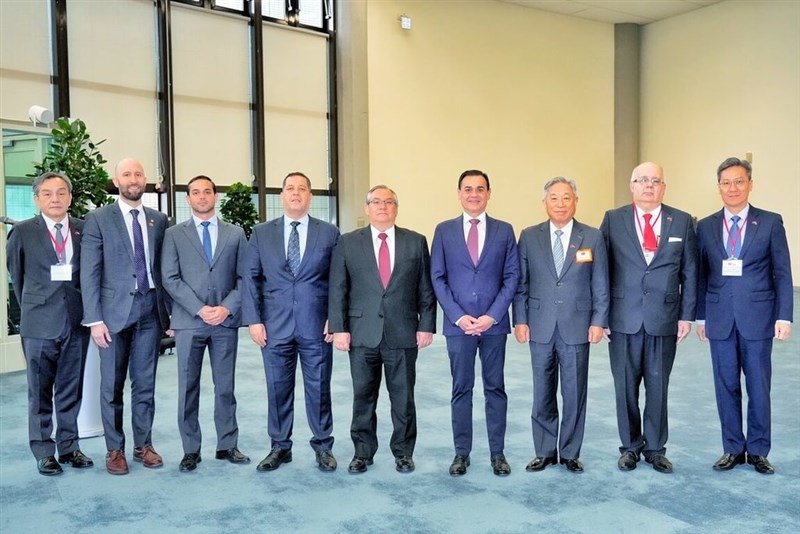 Menteri Luar Negeri Paraguay Rubén Ramírez Lezcano (keempat dari kanan) tiba di Bandara Internasional Taoyuan. (Sumber Foto : MOFA)