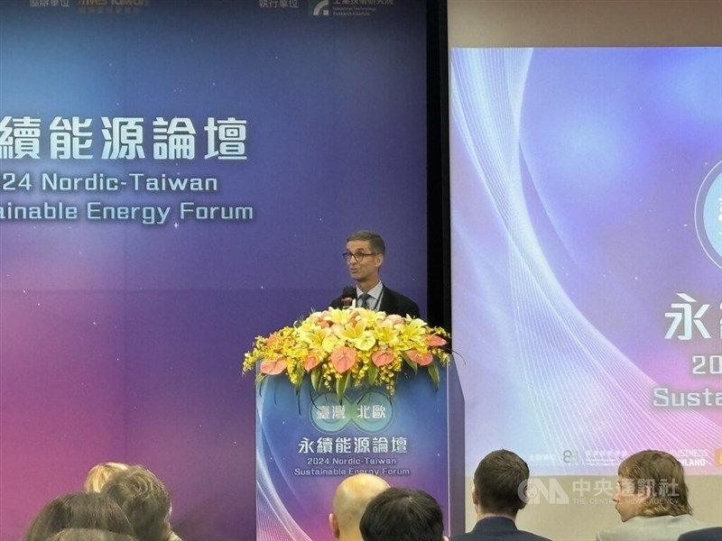 Perwakilan Denmark untuk Taiwan, Peter Sand, berbicara tentang transisi energi. (Sumber Foto : CNA, 27 November 2024)