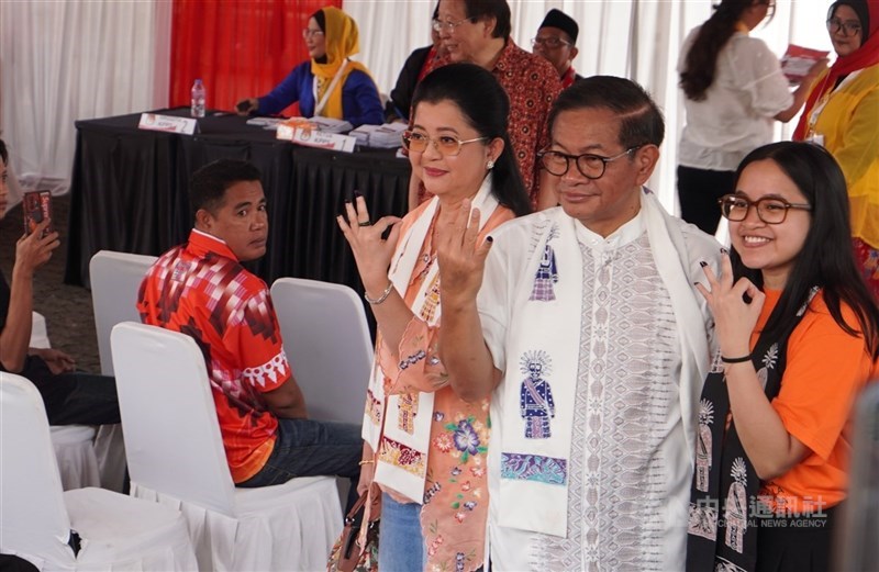 Calon Gubernur DKI Jakarta Pramono Anung (depan, kedua dari kiri) memberikan suara di TPS Nomor 046 Cipete Selatan pada Rabu pagi. (Sumber Foto : CNA, 27 November 2024)