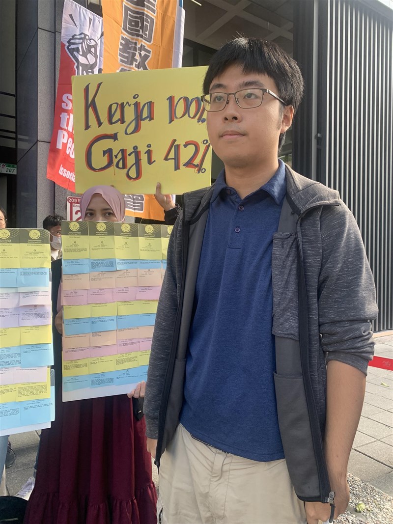 Kevin Chang (張郁) aktivis TIWA melakukan aksi demo di depan MOL. (Sumber Foto : Dokumentasi CNA)