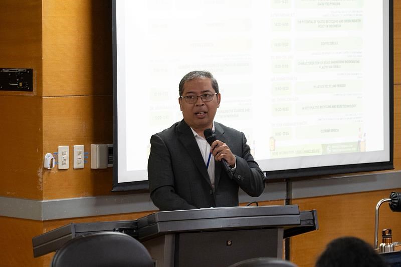 Kepala Pusat Riset Teknologi Polimer BRIN, Joddy Arya Laksmono, menyampaikan sambutan dalam lokakarya manajemen pengolahan sampah NTUST. (Sumber Foto : NTUST, 28 November 2024)