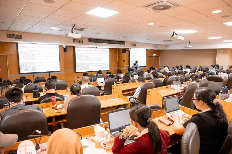 Liao Min-chih, profesor dari Jurusan Teknik Sipil dan Konstruksi NTUST berbagi materi dalam seminar sebagai bagian dari lokakarya manajemen pengolahan sampah universitas di Taipei tersebut. (Sumber Foto : NTUST, 28 November 2024)