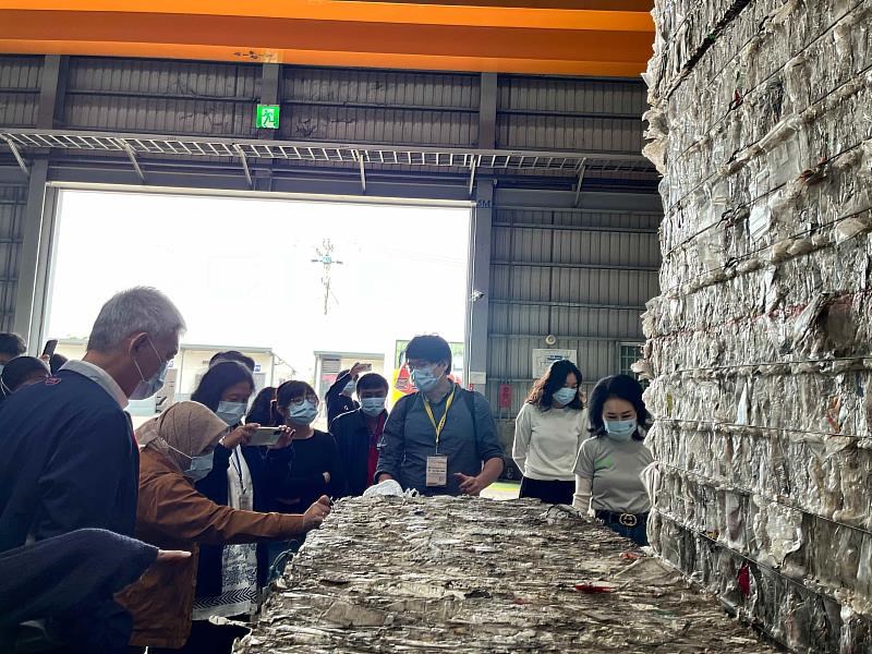 Tim pakar mengunjungi Li Tsang Plastics Co. di Miaoli sebagai bagian dari lokakarya manajemen pengolahan sampah NTUST. (Sumber Foto : NTUST, 28 November 2024)