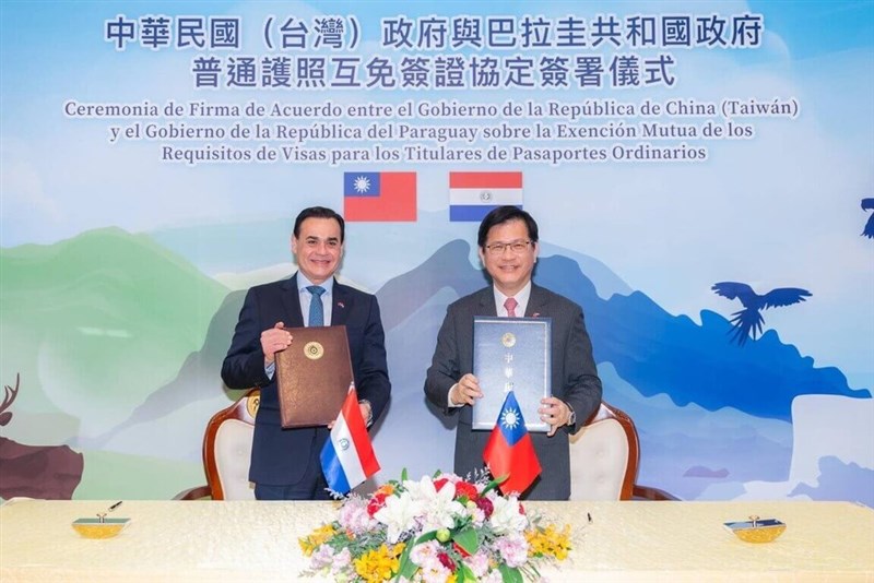Menteri Luar Negeri Taiwan Lin Chia-lung (kanan) dan rekan sejawatnya dari Paraguay Rubén Ramírez Lezcano. Foto oleh MOFA