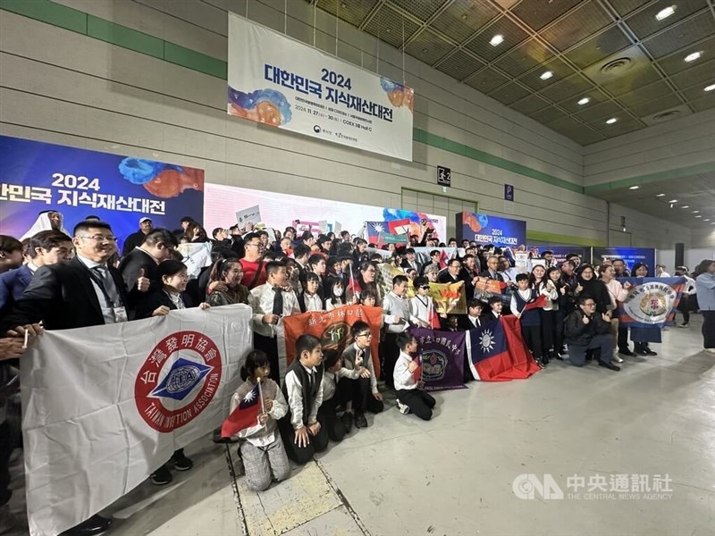 Para penemu muda dari Taiwan meraih total 108 medali di Seoul International Invention Fair tahun ini. (Sumber Foto : CNA, 30 November 2024)