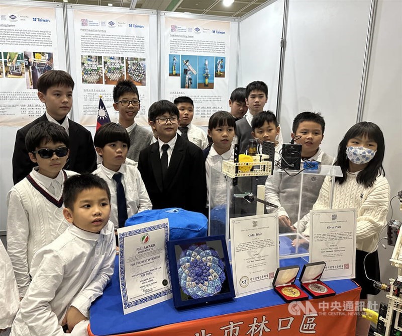 Para penemu muda berpose dengan solusi toilet inovatif mereka di ruang pameran. (Sumber Foto : CNA, 30 November 2024)