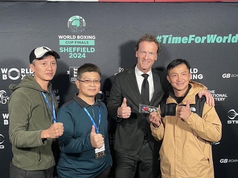 Presiden World Boxing (WB) Boris van der Vorst (kedua dari kanan) berpose dengan pelatih petinju Taiwan Lin Yu-ting, Tseng Tzu-chiang (kanan) dan Wakil Direktur Jenderal SA Fang Jui-wen (kedua dari kiri) untuk foto bersama pada Sabtu. (Sumber Foto : SA)