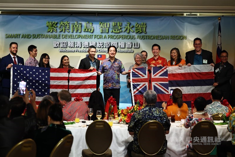 Presiden Lai Ching-te (tengah) di Hawaii, Sabtu. (Sumber Foto : CNA, 30 November 2024)