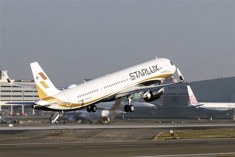 Sebuah jet Airbus A320neo milik Starlux Airlines lepas landas dalam salah satu penerbangan perdana pada 23 Januari 2020. (Sumber Foto : klub pers Bandara Taoyuan)