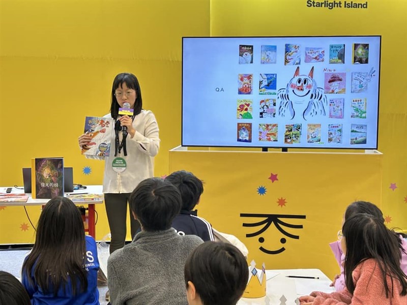 Ilustrator Taiwan, Chiang Meng-yun, mengadakan lokakarya yang dihadiri oleh siswa kelas lima dan enam dari Busan Overseas Chinese Elementary School. (Sumber Foto : Taiwan Book Fair Foundation)