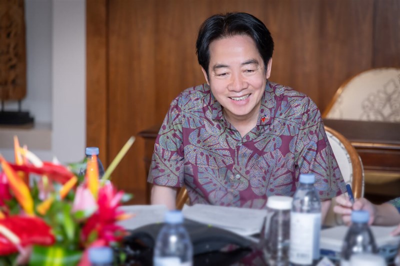 Presiden Lai Ching-te melakukan panggilan video dengan beberapa politisi senior Amerika termasuk mantan Ketua DPR Amerika Serikat Nancy Pelosi. (Sumber Foto : Kantor Kepresidenan)