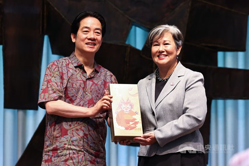 Presiden Lai Ching-te memberikan kenang-kenangan kepada Presiden East-West Center Suzanne Puanani Vares-Lum dalam kunjungannya di Hawaii hari Minggu. (Sumber Foto : CNA, 1 Desember 2024)