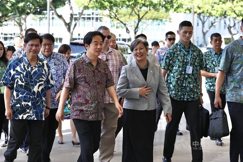 Presiden Lai Ching-te (kedua dari kiri) berinteraksi dengan Presiden East-West Center Suzanne Puanani Vares-Lum (kedua dari kanan) di Hawaii hari Minggu. (Sumber Foto : CNA, 1 Desember 2024)