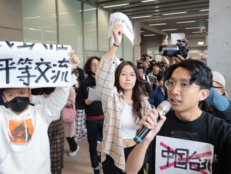 Para siswa mengangkat slogan dan berteriak "Ini bukan Taipei China" saat delegasi siswa dan anggota fakultas Tiongkok mengunjungi NTU pada Selasa. (Sumber Foto : CNA, 3 Desember 2024)