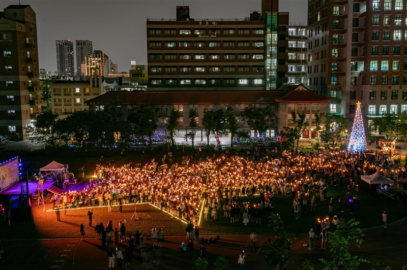 Guru, siswa, dan alumni Wenzao Ursuline University of Languages membentuk formasi bintang dalam upacara penyalaan lilin Senin. (Sumber Foto : WZU, 3 Desember 2024)