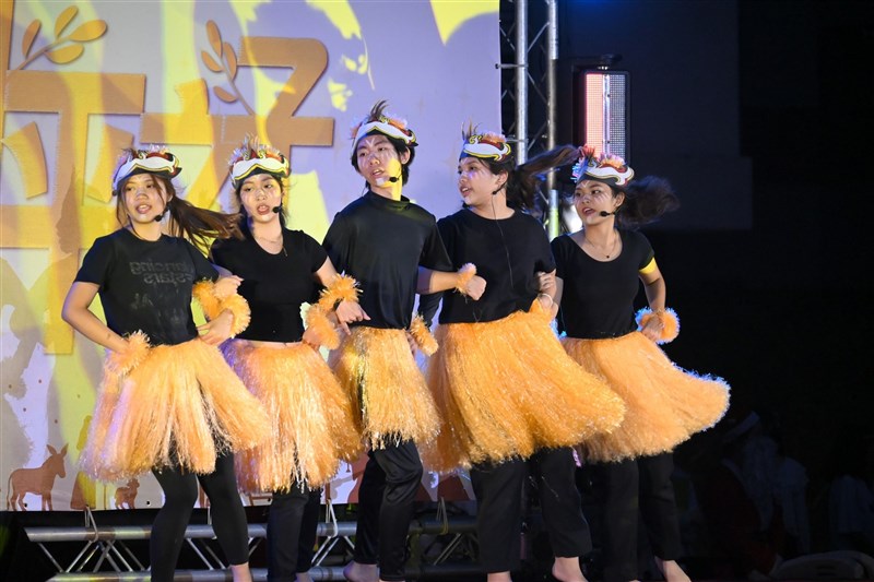 Klub Mahasiswa Kebudayaan Indonesia menampilkan tari tradisional Indonesia di upacara penyalaan lilin Natal Wenzao Ursuline University of Languages, Senin. (Sumber Foto : WZU, 3 Desember 2024)