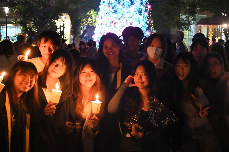 Peserta upacara penyalaan lilin Wenzao Ursuline University of Languages hari Senin berfoto bersama. (Sumber Foto : WZU, 3 Desember 2024)