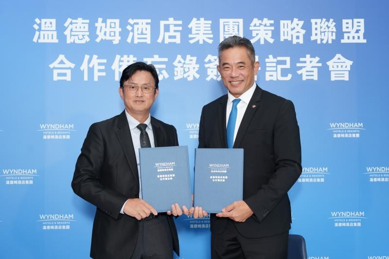Joon Aun Ooi, presiden wilayah Asia Pasifik Wyndham Hotels & Resorts (kanan) dan Ketua dan CEO Hub Hotel Group, David Wei. (Sumber Foto : Hub Hotel Group, 3 Desember 2024) 