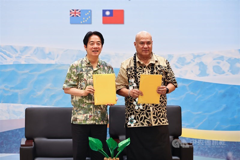 Presiden Taiwan Lai Ching-te (kiri) dan Perdana Menteri Tuvalu Feleti Teo setelah menandatangani pernyataan bersama, Rabu. (Sumber Foto : CNA, 4 Desember 2024)