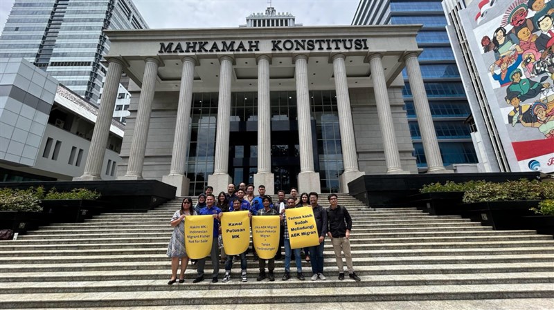 Sejumlah aktivis berfoto di depan Gedung Mahkamah Konstitusi Indonesia di Jakarta usai putusan UU PPMI. (Sumber foto: Ocean Justice Initiative)