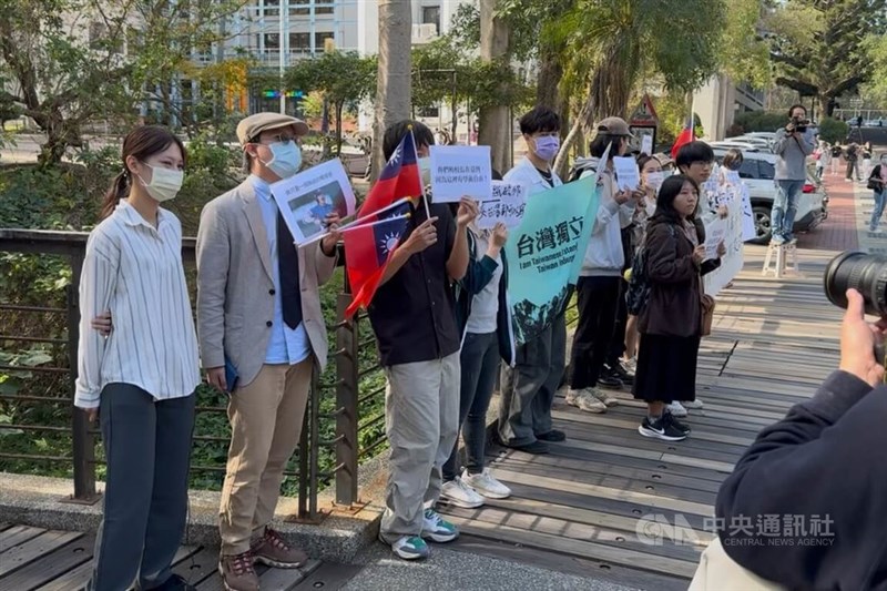 Sejumlah orang membentangkan spanduk dan menyerukan "Pertukaran harus setara, demokrasi menjadi prasyarat" di National Tsinghua University, saat delegasi mahasiswa Tiongkok berkunjung hari Rabu. (Sumber Foto : CNA, 4 Desember 2024)