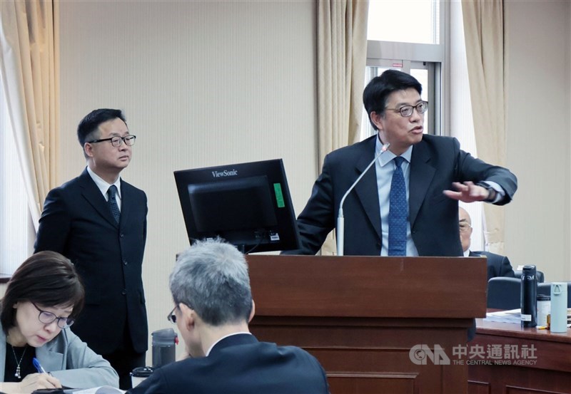 Kepala Dewan Urusan Tiongkok Daratan Taiwan, Chiu Chui-cheng, dalam sebuah rapat legislatif hari Rabu. (Sumber Foto : CNA, 4 Desember 2024)