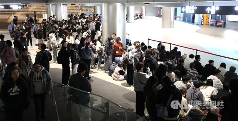 Penggemar yang akan menghadiri konser menunggu dalam antrian panjang di pintu masuk. (Sumber Foto : CNA, 6 Des. 2024)
