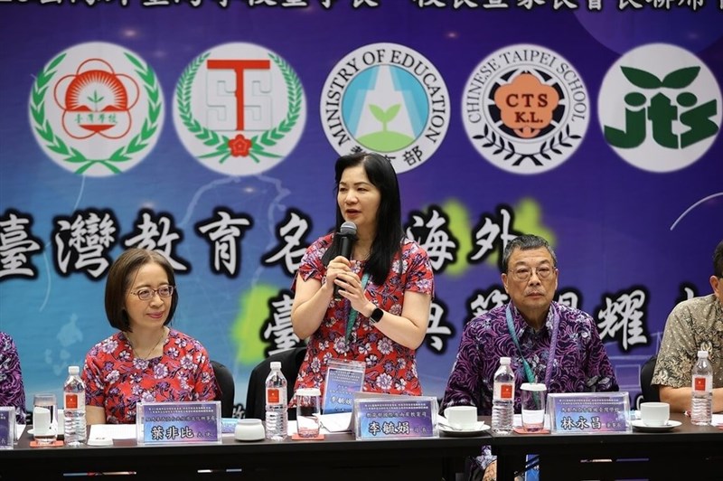 Direktur Jenderal Departemen Pendidikan Internasional dan Lintas Selat MOE, Lee Yu-Jiuan (berdiri), berbicara di pertemuan hari Rabu. (Sumber Foto : Kementerian Pendidikan, 4 Desember 2024)