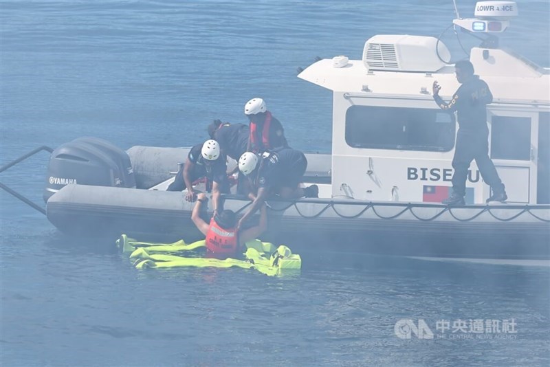 Petugas Penjaga Pantai dari Taiwan dan Palau melakukan latihan penyelamatan maritim bersama pada Jumat. (Sumber Foto : CNA, 6 Desember 2024)