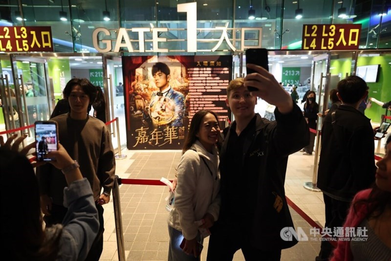 Penggemar mengambil foto selfie dengan poster Jay Chou di latar belakang di Taipei Dome tempat konser diadakan pada hari Kamis. (Sumber Foto : CNA, 5 Nov. 2024).