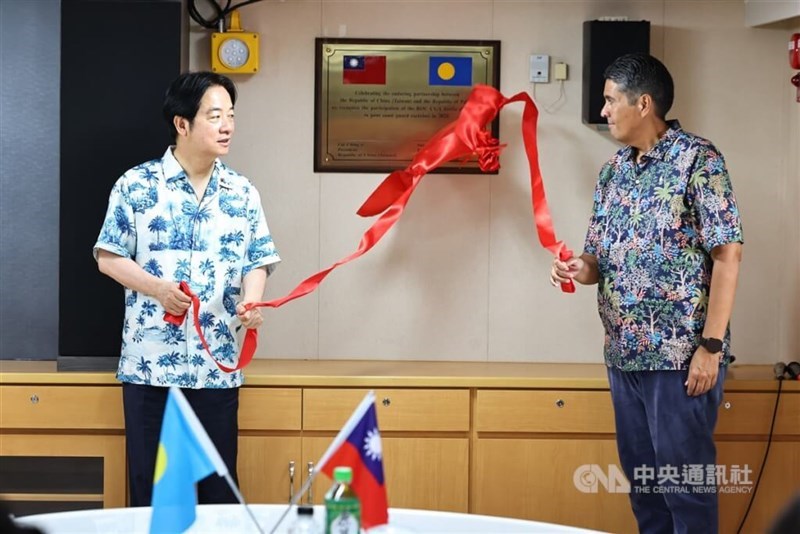 Presiden Lai Ching-te (kiri) dan Presiden Palau, Surangel Whipps Jr., Jumat membuka plakat yang merayakan kemitraan antara kedua negara. (Sumber Foto : CNA, 6 Desember 2024)