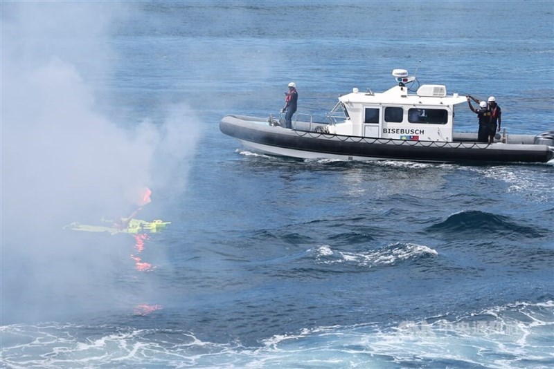 Sebuah kapal patroli tiba untuk melakukan penyelamatan pada latihan, Jumat. (Sumber Foto : CNA, 6 Desember 2024)