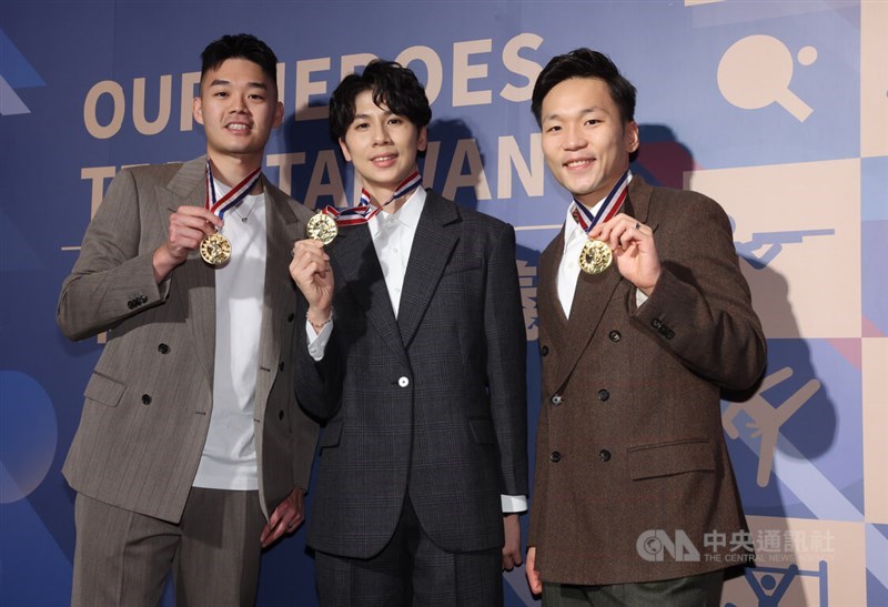 Para pemenang medali emas Olimpiade dari Taiwan, Wang Chi-ling (dari kiri), Lin Yu-ting dan Lee Yang dalam upacara penghargaan Medali Atletik Guo-guang. (Sumber Foto : CNA, 6 Desember 2024)