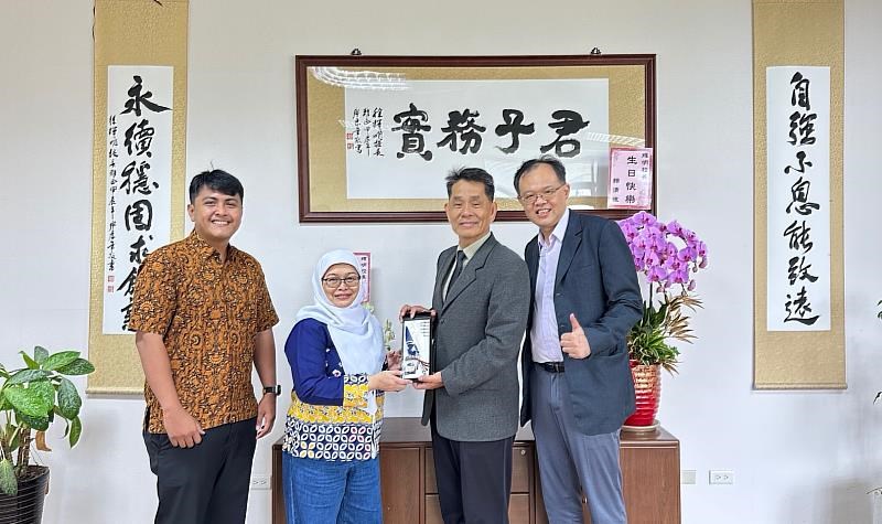 Rektor NDHU, Hsu Hui-mi (kedua dari kanan), menyerahkan cendera mata, yang diterima Evi Siti Sofiyah (kedua dari kiri) mewakili Universitas Pertamina. (Sumber Foto : National Dong Hwa University, 6 Desember 2024)