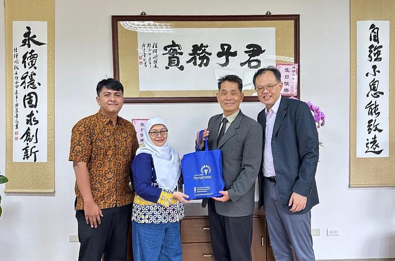 Direktur Pusat Pengembangan Keberlanjutan NDHU, Lee Chun-hung (kanan), memimpin perwakilan Universitas Pertamina dalam sebuah kunjungan kepada Rektor NDHU, Hsu Hui-mi (kedua dari kanan). (Sumber Foto : National Dong Hwa University, 6 Desember 2024)