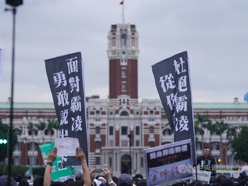 Aksi protes anti-intimidasi pada hari Sabtu berakhir di depan Kantor Presiden di Taipei. (Sumber Foto : CNA, 7 Des. 2024)