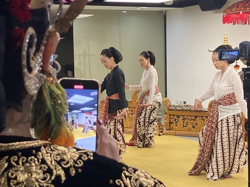 Tiga penari asal Taiwan menyajikan tarian asal Yogyakarta pada acara Indonesia Gamelan Exhibition di Taipei, Minggu. (Foto: CNA, 8 Desember 2024)