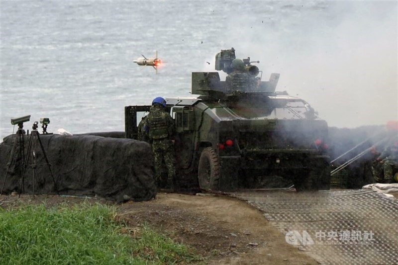 Sebuah rudal anti-kapal ditembakkan dari Humvee berlapis baja dalam latihan militer yang diadakan oleh militer Taiwan pada Agustus 2024. (Sumber Foto : Dokumentasi CNA)