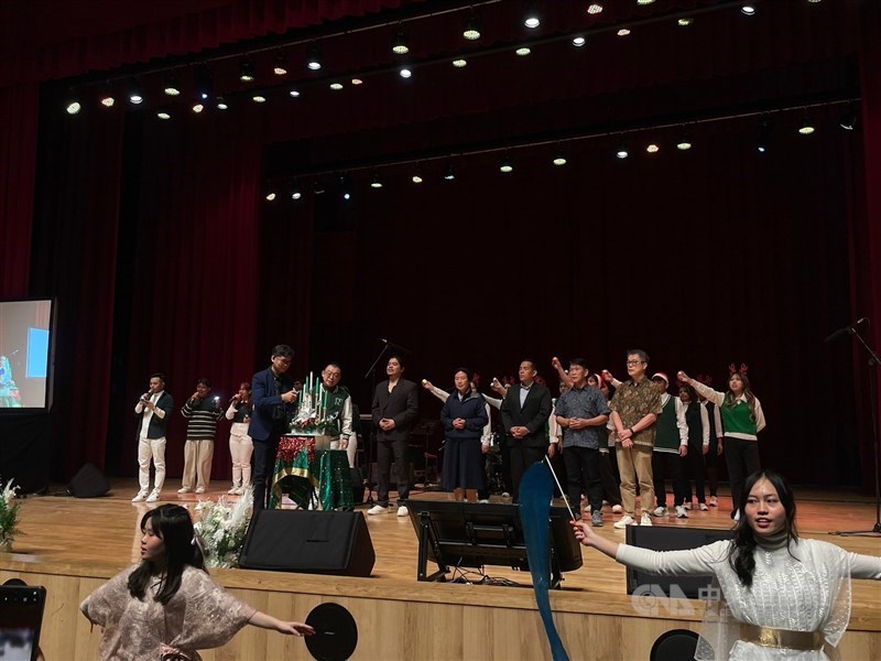 Stephen Chung (jaket hijau, tengah) bersama dengan tamu undangan lainnya tengah menyalakan lilin perayaan pada acara Natal Akbar 2024 di Beitou, Taipei. (Sumber Foto : CNA, 8 Desember 2024)