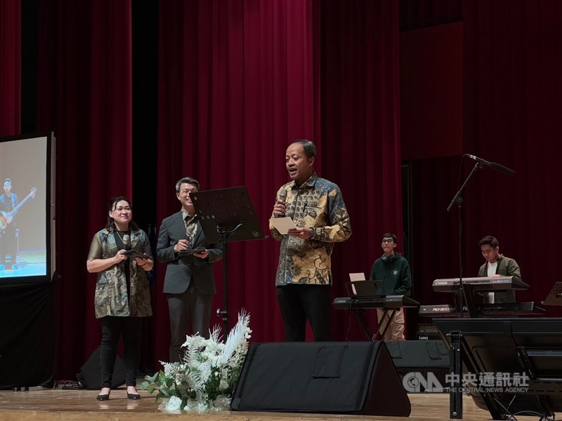 Kepala KDEI Taipei, Arif Sulistiyo tengah menyampaikan kata sambutan dalam acara Natal Akbar 2024 yang diadakan pada Minggu (8/12) di Taipei. (Sumber Foto : CNA, 8 Desember 2024)