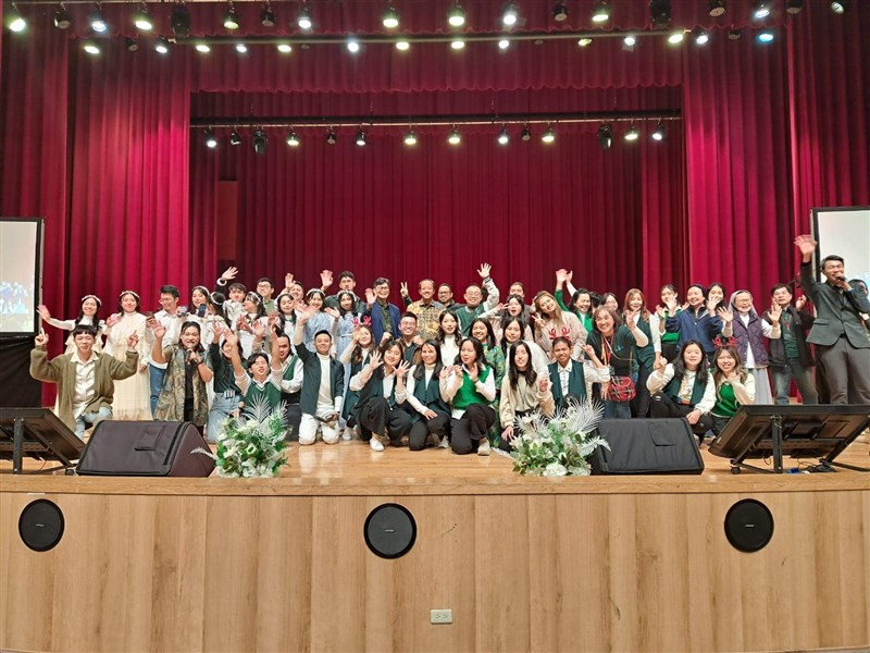 Para panitia penyelenggara Natal Akbar 2024 bersama tamu-tamu undangan berfoto bersama. (Sumber Foto : KDEI Taipei)