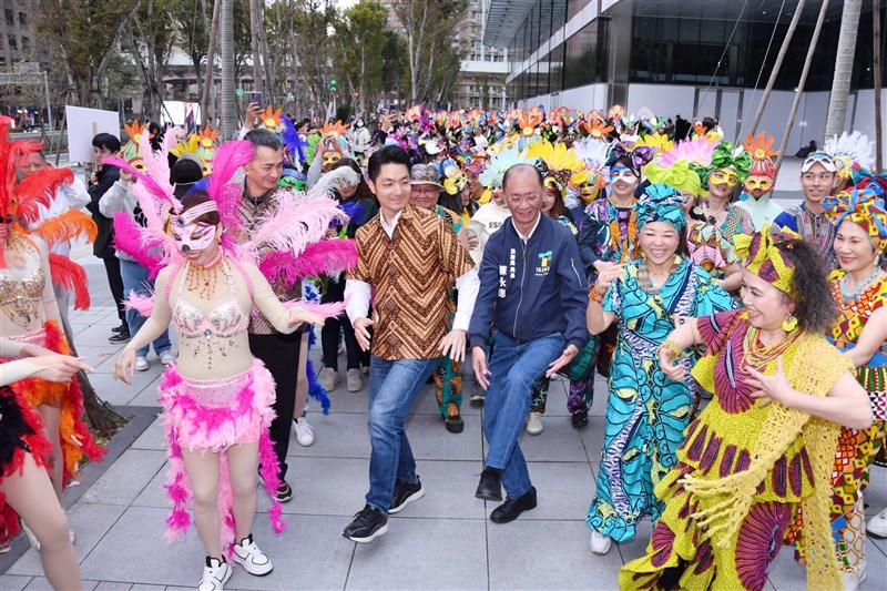 Wali Kota Taipei Chiang Wan-an (depan, mengenakan batik) di acara Hari Migran di Taipei 2024, Minggu. (Sumber Foto : Pemerintah Kota Taipei, 8 Desember 2024)