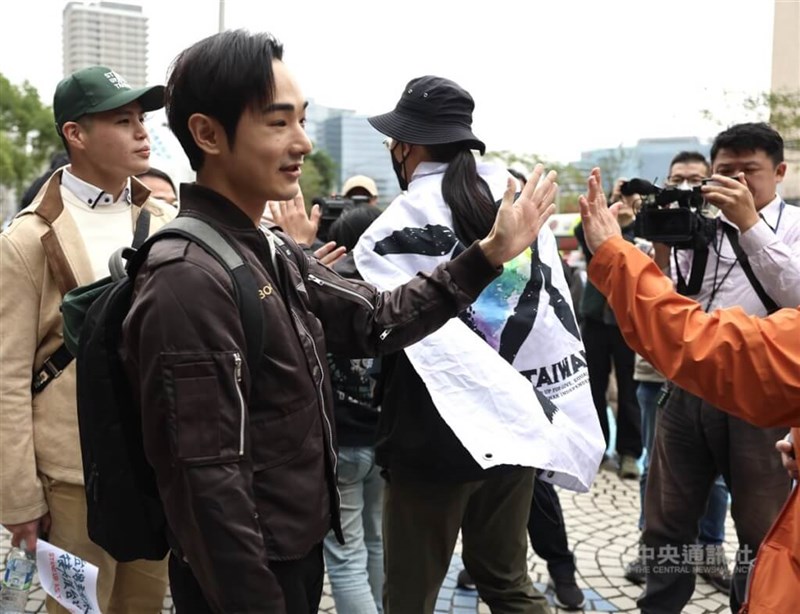 Pegiat YouTube Anti-CCP, Pa Chiung (depan, kedua dari kiri) dan penyanyi rap Taiwan Chen Po-yuan (kiri) dalam sebuah acara Kuma Academy, Minggu. (Sumber Foto : CNA, 8 Desember 2024)