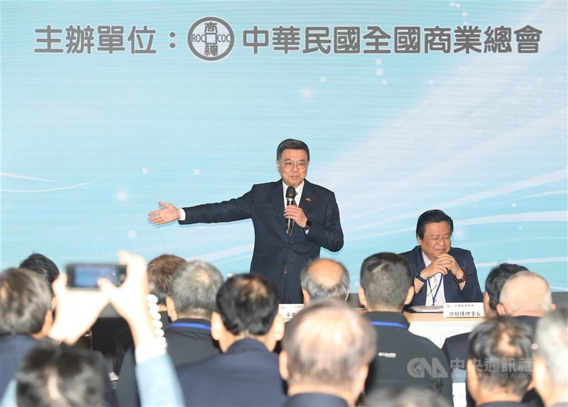 Ketua Kamar Dagang Umum Republik Tiongkok Hsu Shu-po (kanan) dan Perdana Menteri Cho Jung-tai (kiri) dalam pertemuan Selasa. (Sumber Foto : CNA, 10 Desember 2024)