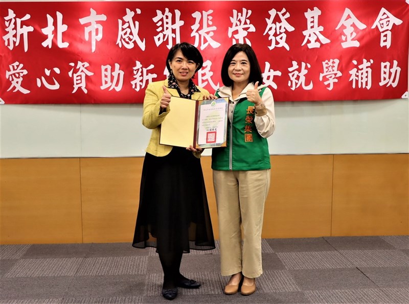 Kepala Divisi Kebudayaan dan Pendidikan Internasional Imigran Baru Departemen Pendidikan Kota New Taipei, Lin Yu-ting (kiri), dan Direktur Eksekutif Chang Yung-Fa Charity Foundation, Chung Te-mei (kanan). (Sumber Foto : Departemen Pendidikan Kota New Taipei)