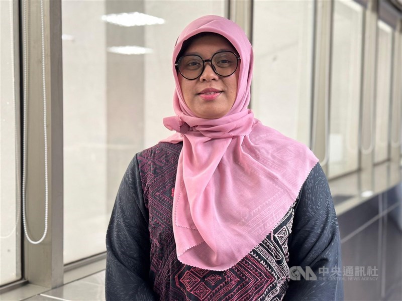 Sumaryatun atau akrab disapa sebagai Yatun adalah purna pekerja migran yang pernah bekerja sebagai perawat orang tua, kini membantu ABK. (Sumber Foto : Dokumentasi CNA)