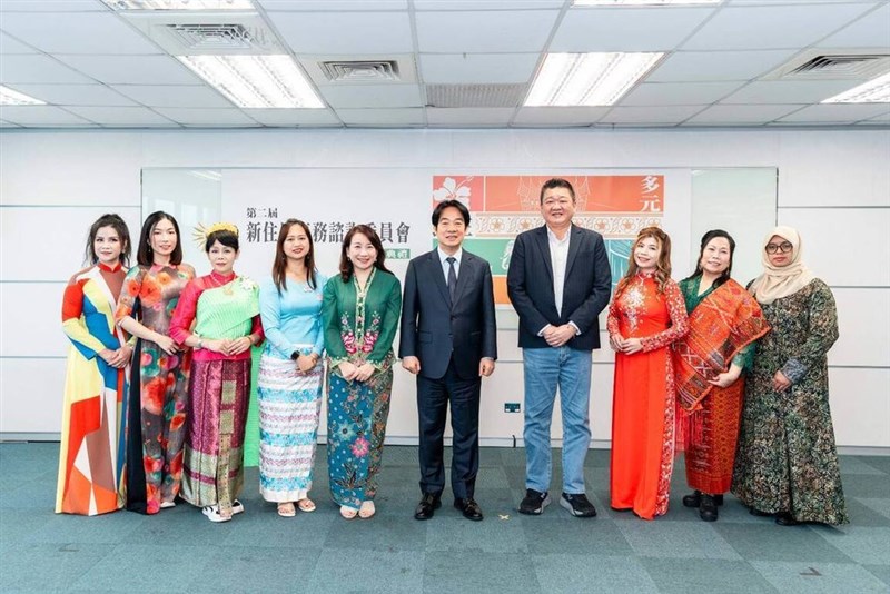 Sumaryatun (kanan, berkacamata) berfoto bersama Presiden Lai Ching-te (賴清德) dalam sebuah acara imigran baru di Taipei. (Sumber Foto : Partai Progresif Demokratik)