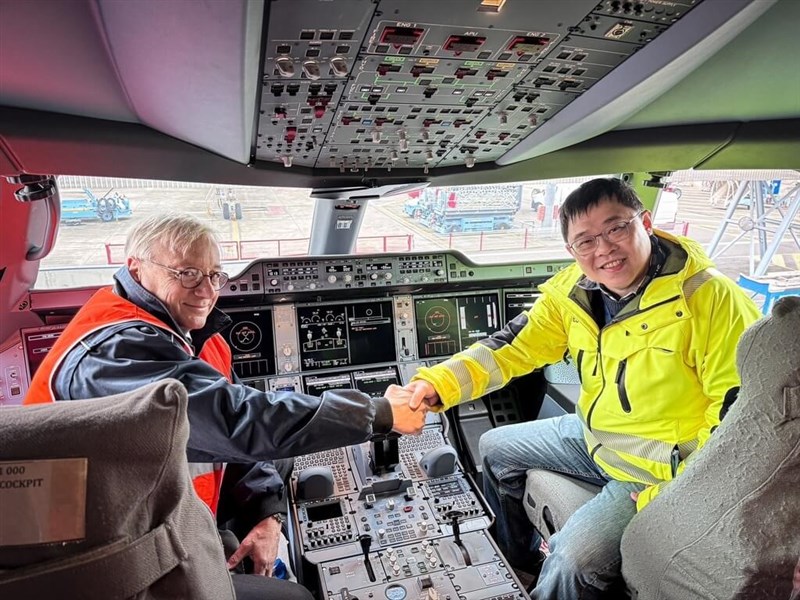 Pendiri Starlux Airlines Chang Kuo-wei (kanan) dan Kepala Komersial Airbus Christian Scherer berjabat tangan di atas pesawat Airbus A350-900 di Toulouse, Prancis pada hari Rabu. (Sumber Foto :  Starlux, 13 Des. 2024)